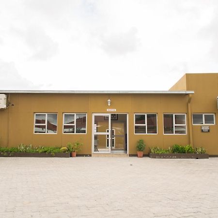 Ekamuti Town Lodge Oniihandi Exteriör bild